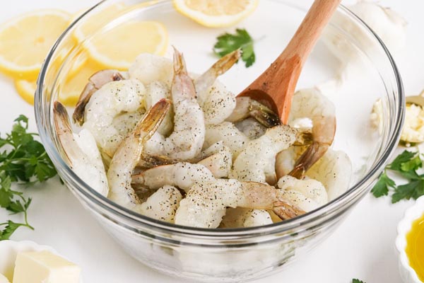 https://www.ketofocus.com/wp-content/uploads/garlic-butter-shrimp-raw.jpg