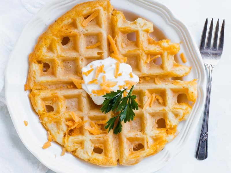 https://www.ketofocus.com/wp-content/uploads/keto-cheddar-bay-chaffles-1-800x600.jpg