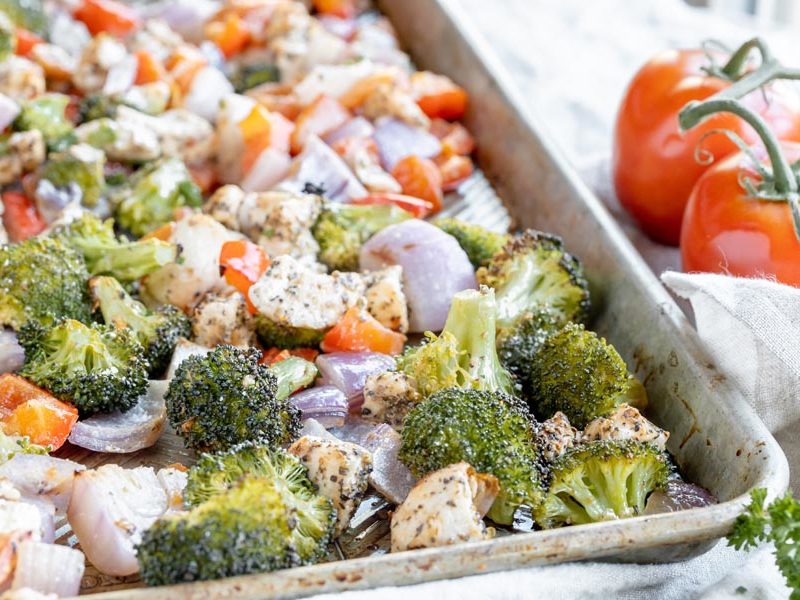 https://www.ketofocus.com/wp-content/uploads/sheet-pan-chicken-and-veggies-1-800x600.jpg